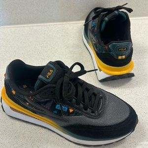 Kids size 5.5 FILA shoe